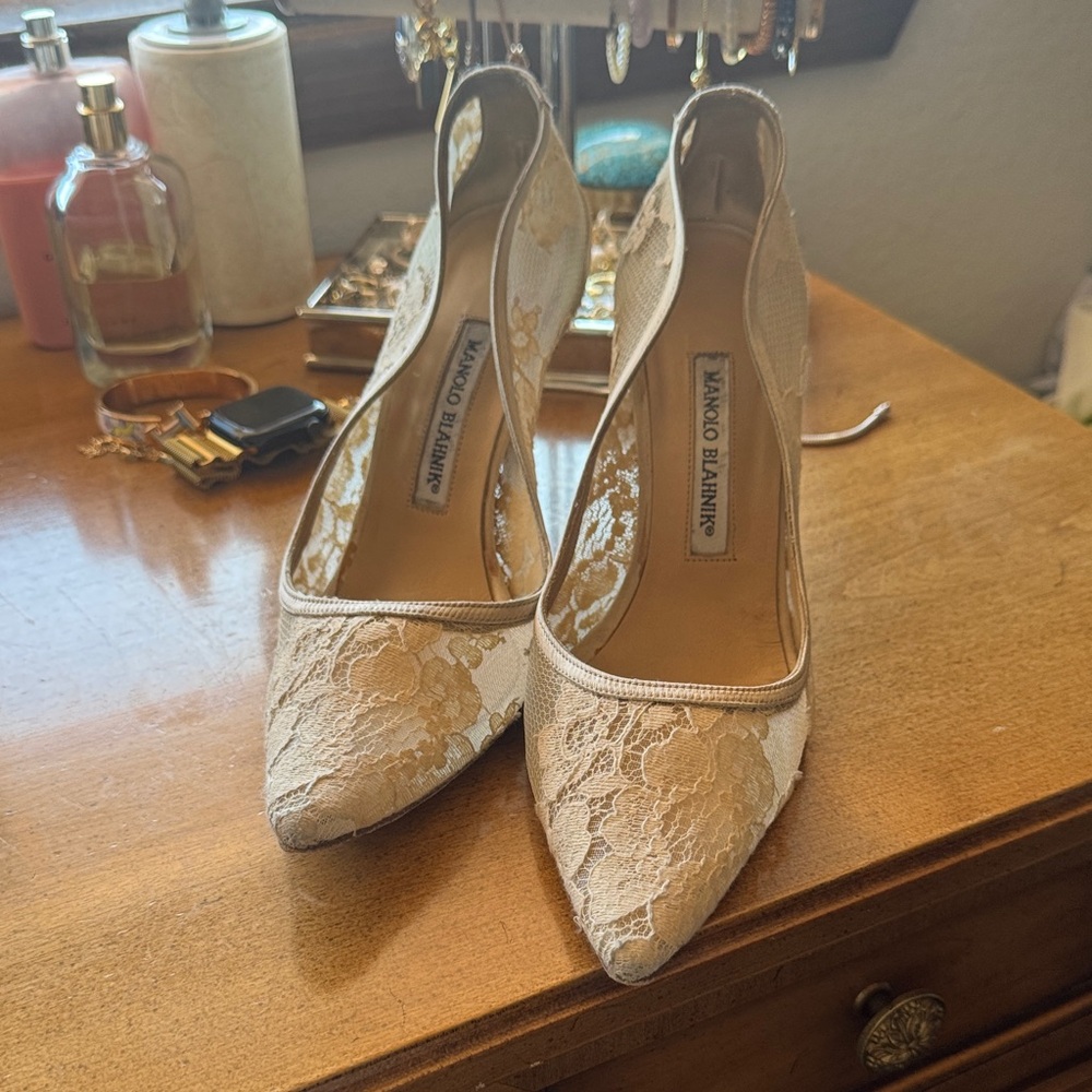 Manolo Blahnik Beige Lace Heels